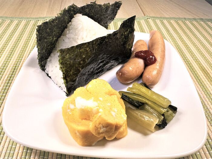 まさかの5分以内！【おにぎりが大量生産できる裏技♡】夏休みのお出かけやふだんのお弁当にもお役立ち！