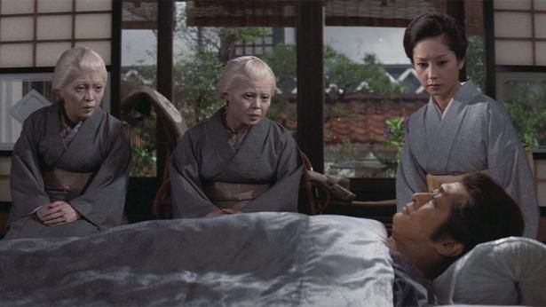 病床に伏せる現当主、多治見久弥 [c]1977/2026松竹株式会社