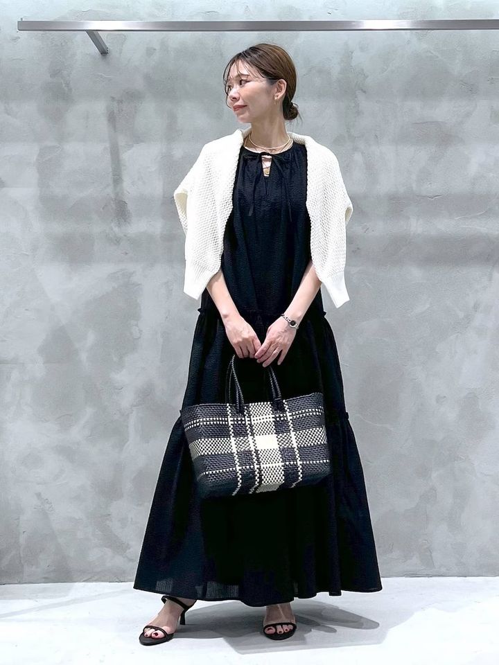 黒のノースリワンピにカーデをプラス