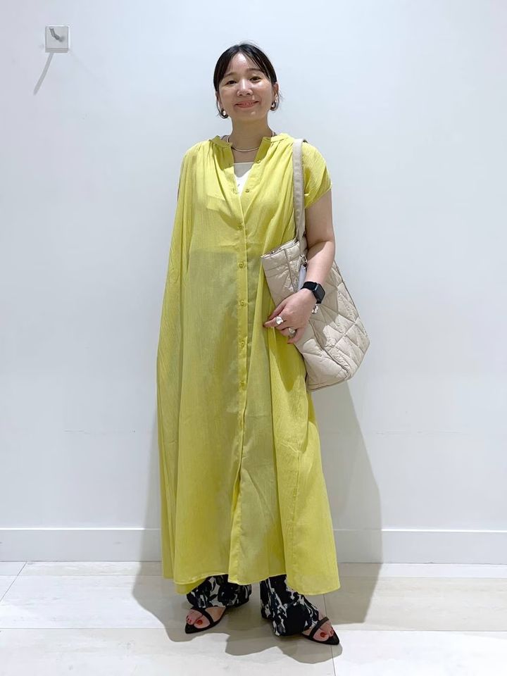 エアリー素材のきれい色ワンピを主役に
