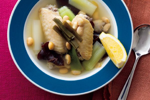＜骨付き鶏肉をスープに＞