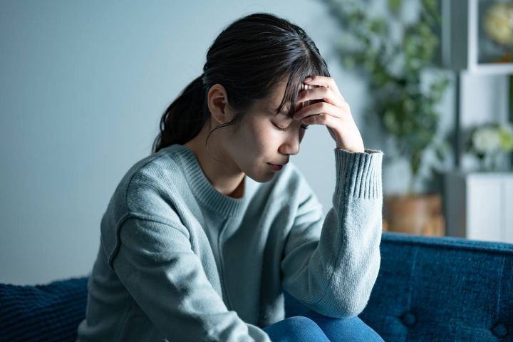 落ち込む女性