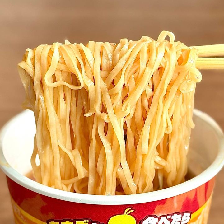 日清食品の「チキンラーメンビッグカップ すきやき味」の麺をお箸で掴む様子