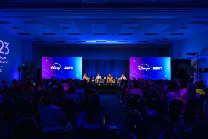 Disney+とESPNのロゴを掲げたスクリーンの前で行われたパネル