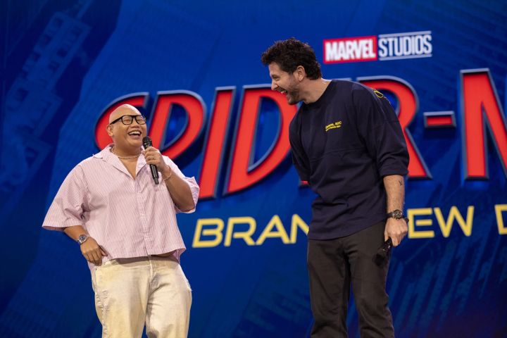 「SPIDER-MAN: BRAND NEW DAY」のスクリーンを背にマイクを持つジェイコブ・バタロン