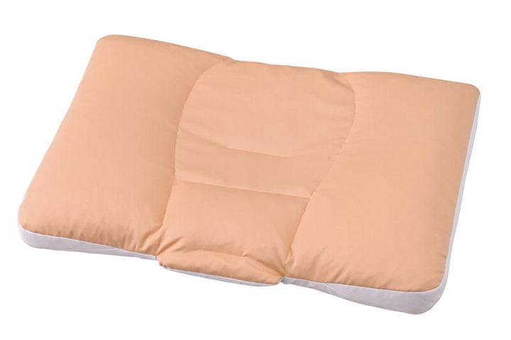 姿勢専科 首オモさんまくら 首元から支える設計 41×56×高さ3～10cm ¥9,900／じぶんまくら（タナカふとんサービス）