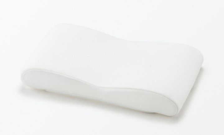 無印良品 寝返りを受け止めるまくら 低め 35×60×中央高さ5.5cm・両端高さ9cm ¥6,990／無印良品 銀座