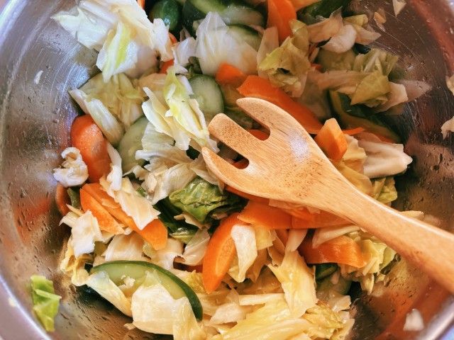 ボウルに入れた野菜