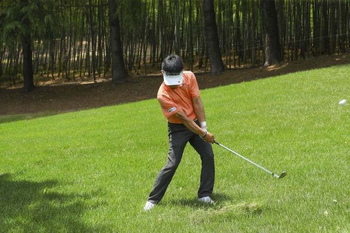 夏の深いラフはどう打つのが正解？男子プロが脱出法を紹介