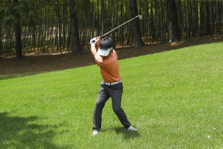夏の深いラフはどう打つのが正解？男子プロが脱出法を紹介