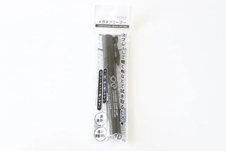 黒いボトルと説明が書かれたメガネクリーナーペンタイプのパッケージ