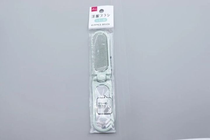 薄緑色のブラシと説明が書かれた洋服ブラシ（ミラー付）のパッケージ