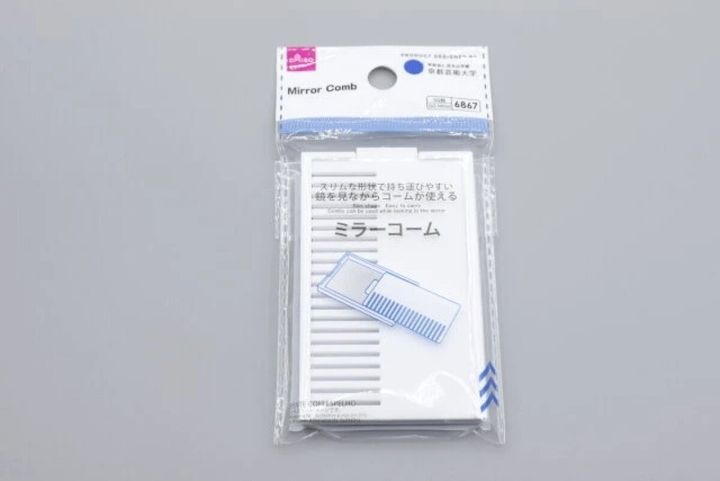 白い台紙に商品名と説明が書かれたミラーコームのパッケージ