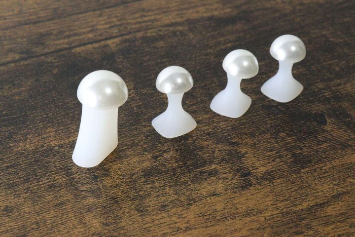 パール付きフットセパレーター4個が木目テーブルに並ぶ