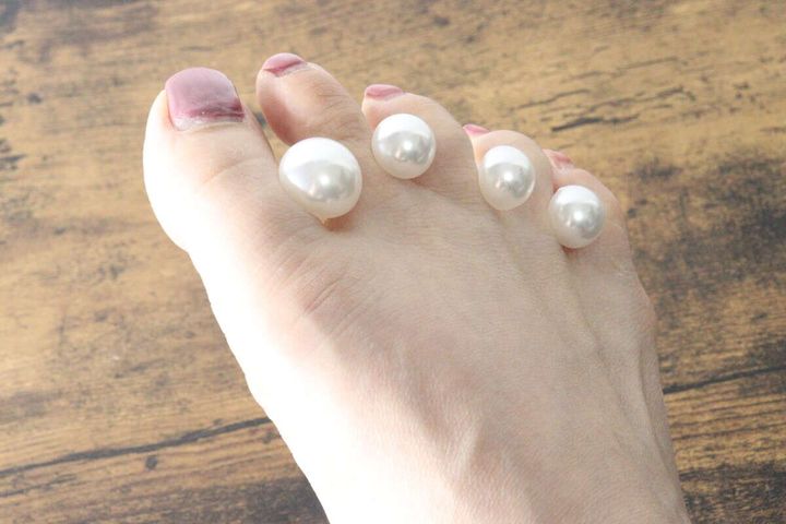 足指にパール風フットセパレーターを装着した状態