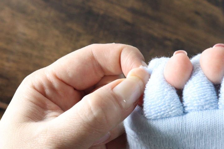 足指セパレート縫製タイプを足に装着している様子
