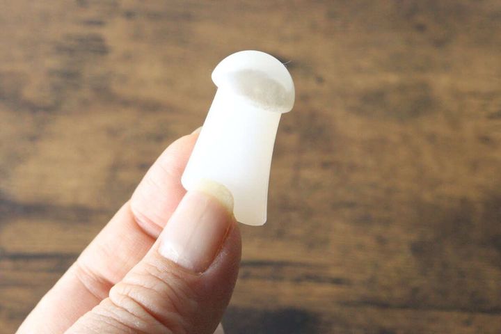 パール風フットセパレーターを指でつまんで見せている
