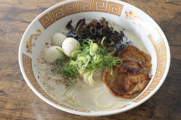 雷門龍デザインのラーメン丼に盛り付けられた、具だくさんのラーメン