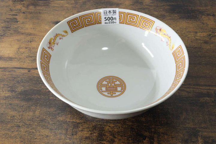 日本製と書かれたシールが貼られた、雷門龍デザインの白いラーメン丼
