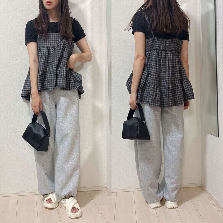 チェック柄キャミチュニックをTシャツとスウェットパンツに合わせた女性の全身コーデ