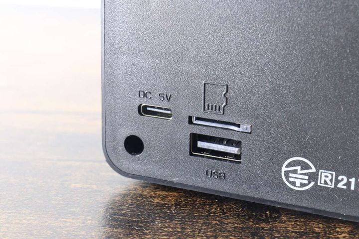 黒いレトロスピーカーの背面にある充電ポートと各種スロット。
