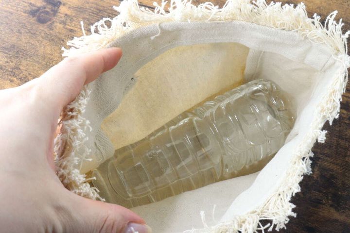 フリンジトートバッグの中に500mlペットボトルが横向きに入っている収納例