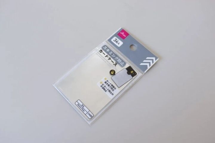 スキミング防止カードケースのパッケージが斜めに置かれている