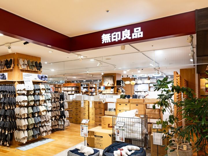 無印良品の「丸く綺麗に作れる 製氷器 丸い氷」は、綺麗な球体の氷が簡単に作れる新商品です。1つの氷で冷たい飲み物が楽しめる大きなサイズで、話題になっているこのアイテムを紹介します。