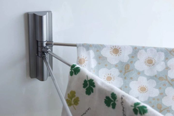 ステンレス製のふきん掛けに花柄と葉柄のふきんを干している