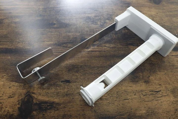 吊り戸棚用キッチンペーパーホルダーの部品を並べている