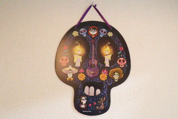 壁に飾られたリメンバー・ミーのガイコツ型装飾プレートの全体像