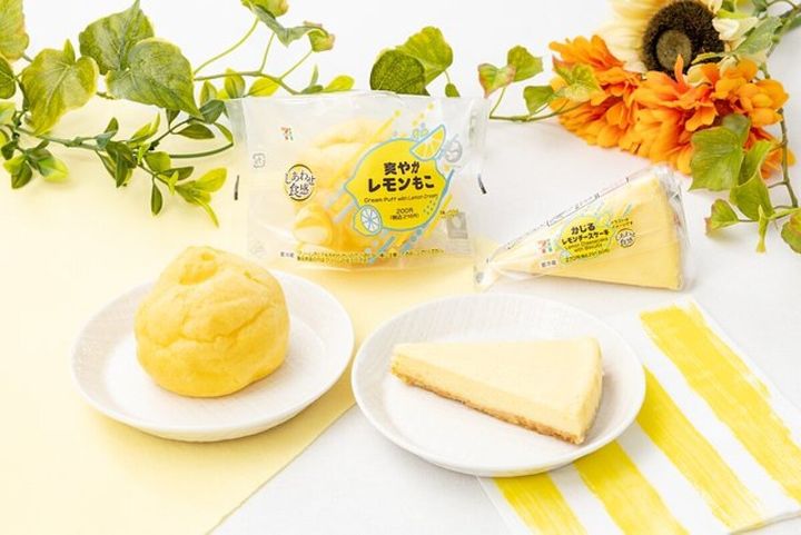 セブンのレモンもことレモンチーズケーキが皿とパッケージで並べられている