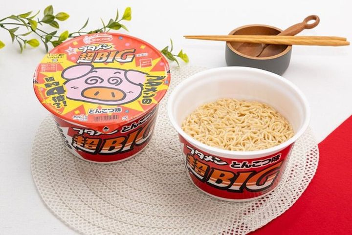 ブタメン超BIGのフタ付きと麺が見えるカップ麺が並べられている様子