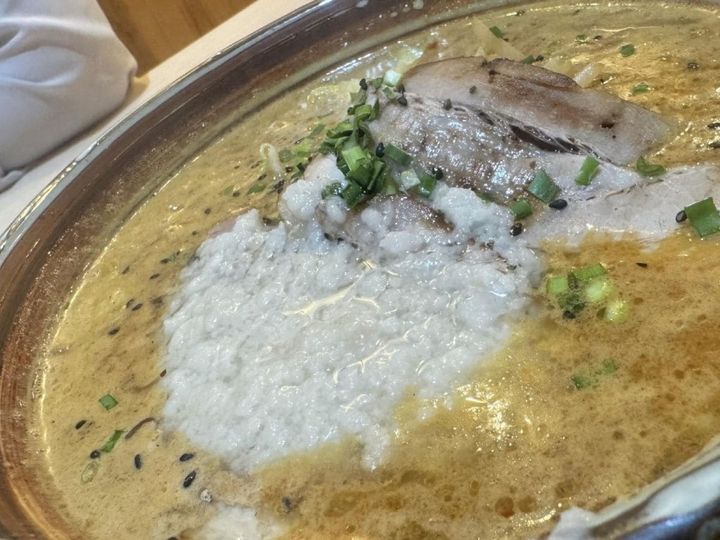 週1で通うほどハズレなし！目の前で炙られる巨大チャーシューが食欲をそそる