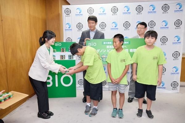 【群馬県館林市】ダノンジャパンが「ダノンBIOの日」に市役所で「夏の健康、おなかから応援式」を開催