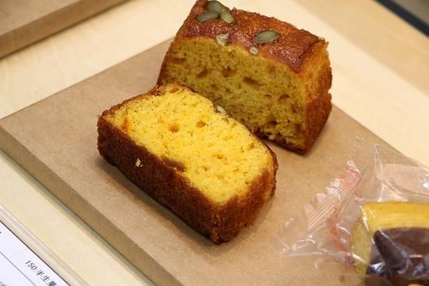 ペーストを練り込んで、しっとりと焼き上げた「ほめられかぼちゃのパウンドケーキ」(490円)は、濃厚な甘みが特徴！