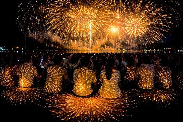 【山梨県山中湖村】10,000発の花火×プロジェクションマッピング！花火大会の枠を超えた一夜の体験