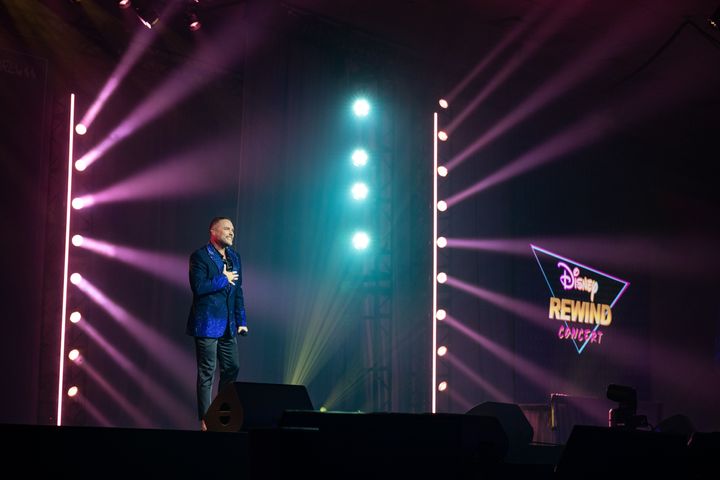 「Disney Rewind Concert」のステージ