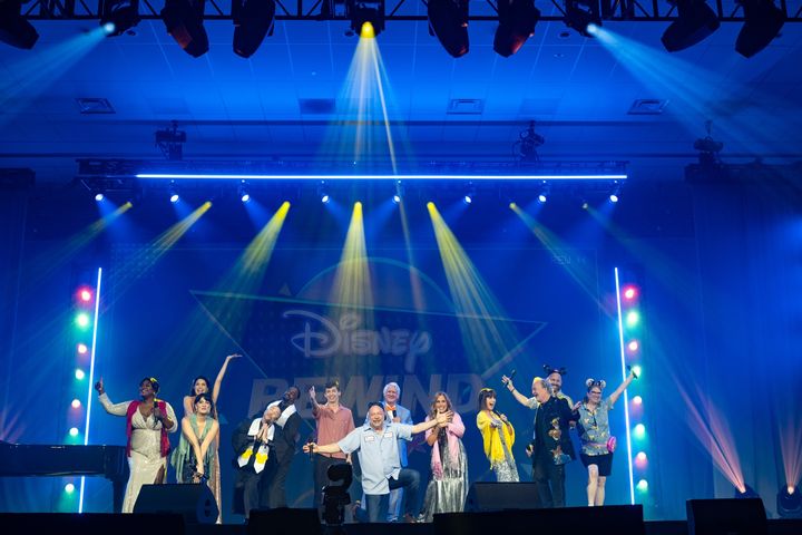 「Disney Rewind Encore Concert」のフィナーレに並ぶ出演者