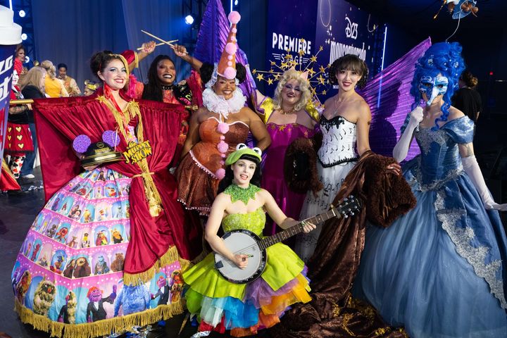 D23 Mousequeradeのランウェイに並んだ出場者たち