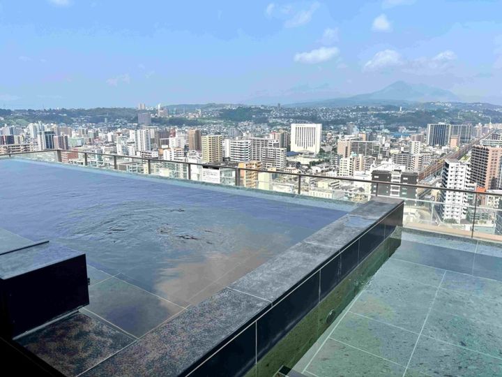 高濃度炭酸泉（写真右）は比較的低めの温度設定（夏は27度前後）でゆっくり浸かれます