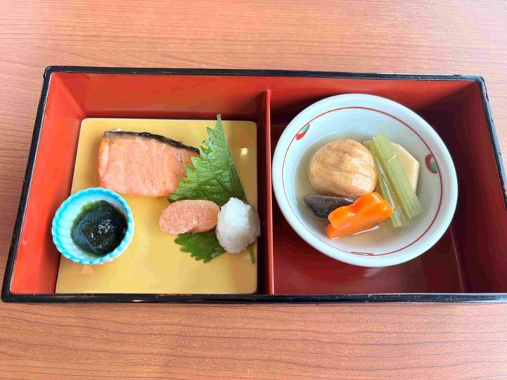 この日の「箱膳」は、がんもどきと野菜の炊き合わせなど計４品。