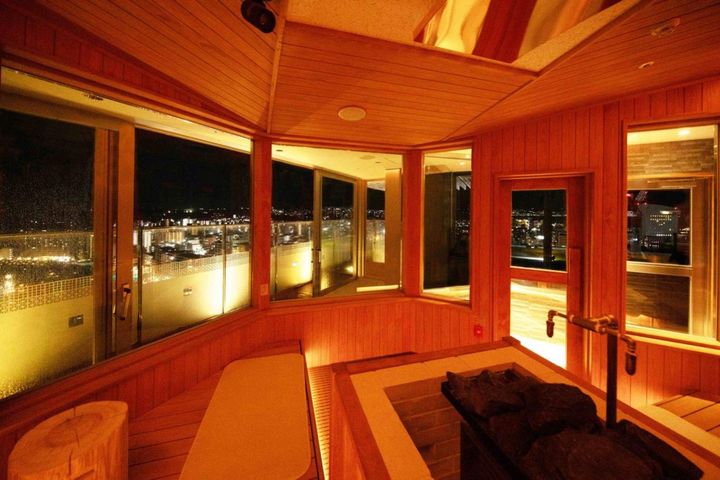 大きな窓の外に、夜は大分市街地や別府湾の美しい夜景が広がります