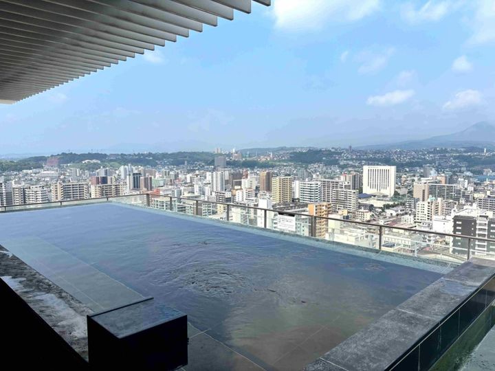 地下700mからくみ上げた天然温泉は、とろみのある湯ざわりと美しい黄褐色が特徴