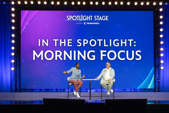 「In the Spotlight: Morning Focus」の進行を務めるダニー・スタイルズ