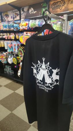 【長野県佐久市】佐久平ハイウェイオアシス「パラダ」でオリジナルTシャツ発売！パラダキャンプver.も