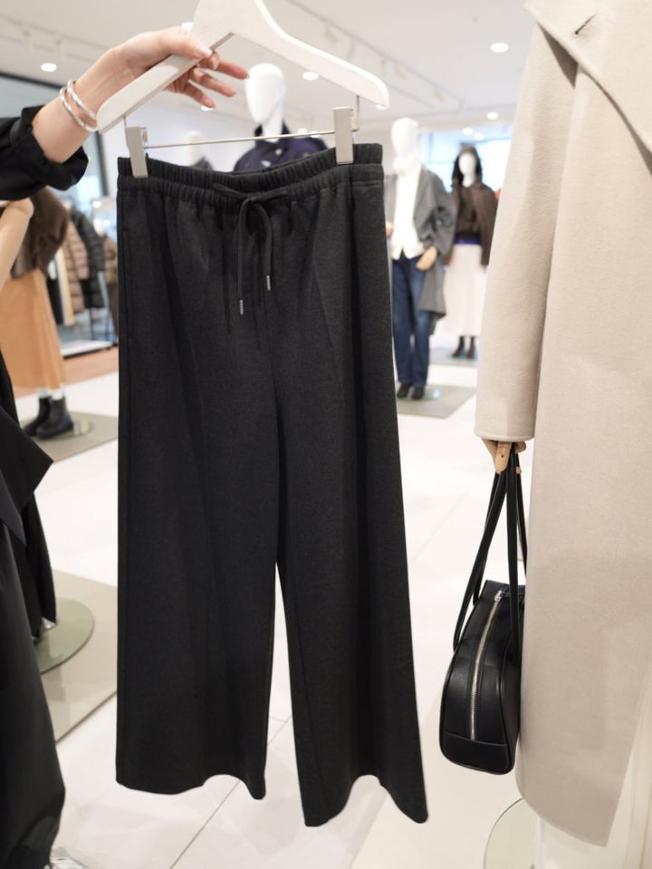 プレシャスニットメルトンイージーパンツ ¥9,990（オフホワイト、グレー？ ※カラバリについてご指示ください。）※9月下旬展開予定