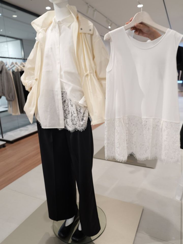 レースヘムプルオーバー ¥4,990 （ホワイト、ブラックの２色展開）