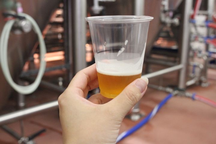 タンクから注いだできたてのクラフトビールを試飲できるのもツアーならでは