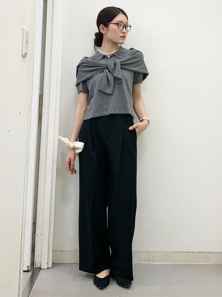 同じグレーのカーディガンを肩に巻いて 出典：StyleHint
